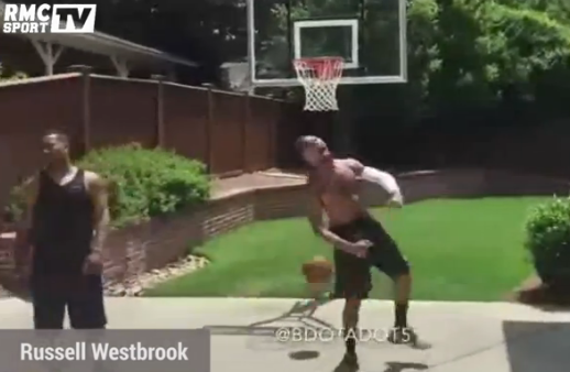 RMCsport's tweet photo. VIDEO / Un ancien joueur pro imite les stars de la NBA http://t.co/1Xlt1I7ZIq http://t.co/g6LUR4bplP