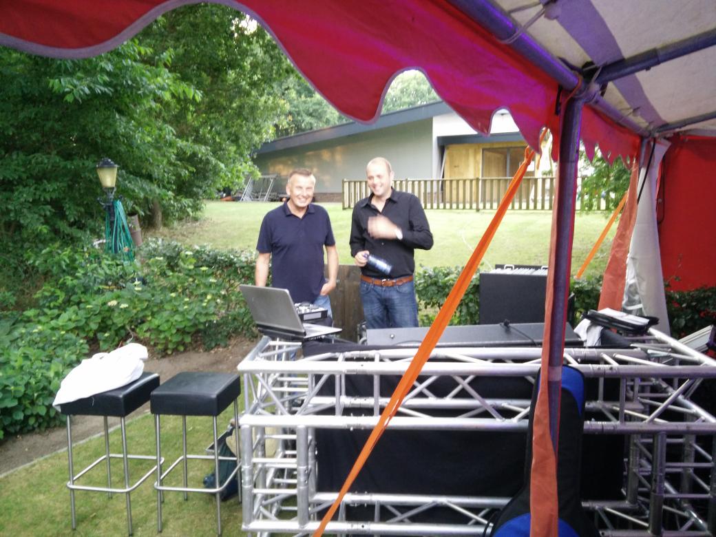 dennisschuldink's tweet photo. Trouwens nog even... Herken de gepasseerde DJ... :-) @HeinoII @meggengoor @martindrenth http://t.co/GZ7xE3ue5Q