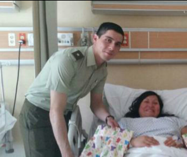 INFORMADORCHILE's tweet photo. ACTUALIZADO  Carabineros baleado hoy es un héroe mira su historial... http://t.co/ZVzXHEM0cJ http://t.co/vAGeULIVjr