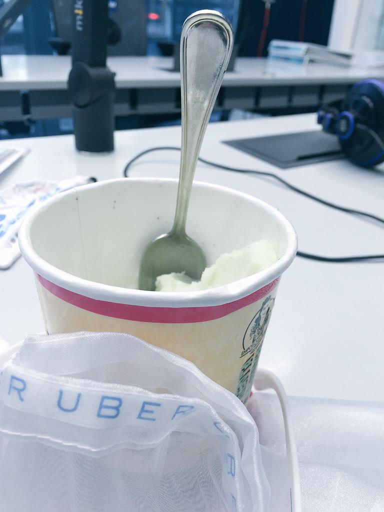 SoledadOnetto's tweet photo. Oh! Llegó helado rico de limón, menta y albahaca! Y en su punto. Gracias #UberIceCream http://t.co/RN6keMyCZM