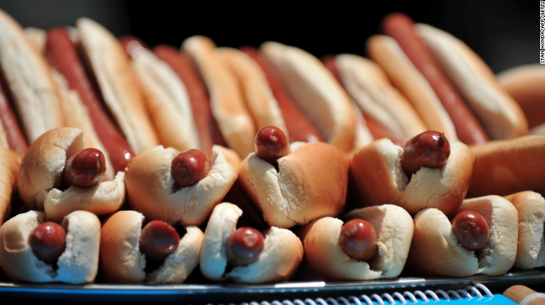 CNN's tweet photo. Happy #NationalHotDogDay! Fun fact: During hot dog season, 818 hotdogs are eaten every second: http://t.co/g9y5sogqXe http://t.co/shWtHFX327