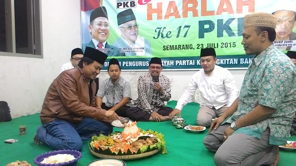 efenditaufiq's tweet photo. Potong tumpeng Halal Bi Halal &amp; Harlah PKB DPW PKB Jateng @BeritaPKB @Chamim_irfani @Sukirman_Kir @cakiminpkb http://t.co/6vzsKEgR9w