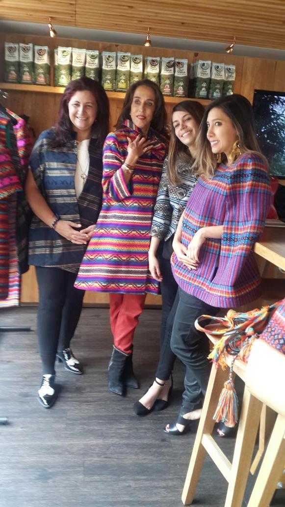 LaFripreseria's tweet photo. .@DVOTIO @Pilimoon8 @castanopilar y @itamaria83 descubriendo #IntiraymiCollection @JuanValdezCafe http://t.co/CGSeQtUYxA