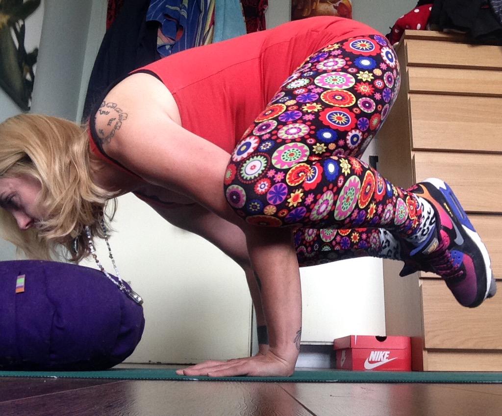 JadeAshram's tweet photo. Crow Pose/Kakasana
Builds strength in your arms, inner thighs, and abdomen. Builds focus. http://t.co/rNdKbCwuxf