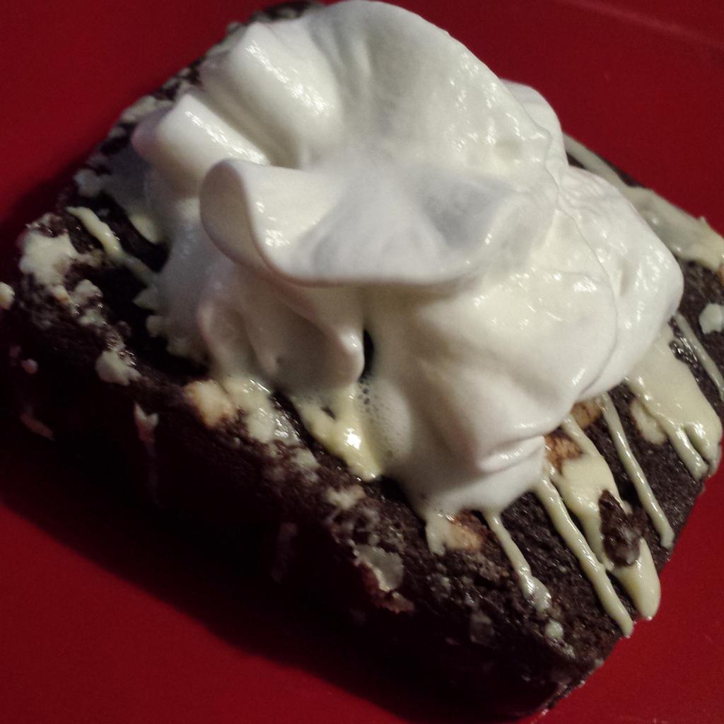 marandaw23's tweet photo. @lennyandlarrys Cookies and Cream Muscle Brownie for the win!! Perfect post cardio/leg day treat!! http://t.co/fiZKRiBO0A