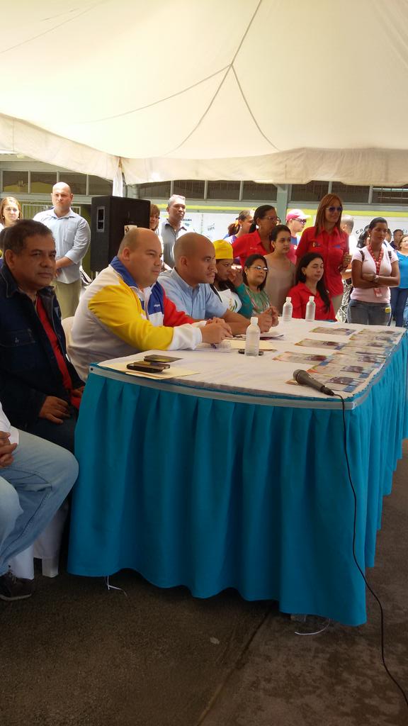 amarcanopsuv's tweet photo. #Ahora En un acto de profundo amor como la entrega de equipos para la alimentación de nuestros hijos .@HectoRodriguez http://t.co/8Lx6ZNXClk