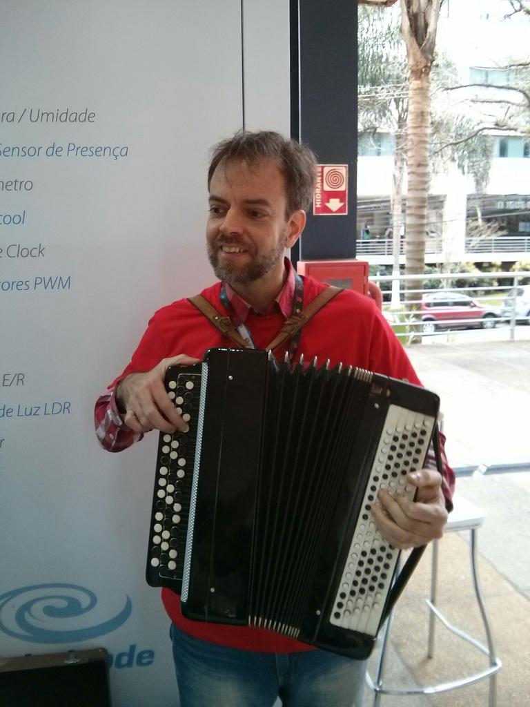 brjavaman's tweet image. Multi-talentoso @helderdarocha ! Java dev, arqueólogo, ator, músico! 15hs vai conversar comigo #TDCOnline intervalo!