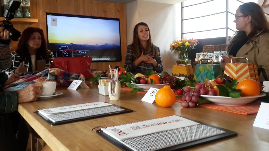 LaFripreseria's tweet photo. En lanzamiento #Intiraymicollection @DVOTIO @JuanValdezCafe #RescateDeOrigenes @fashionTop5 @JenVRod @_marcestrada http://t.co/2ddOjXU4mO