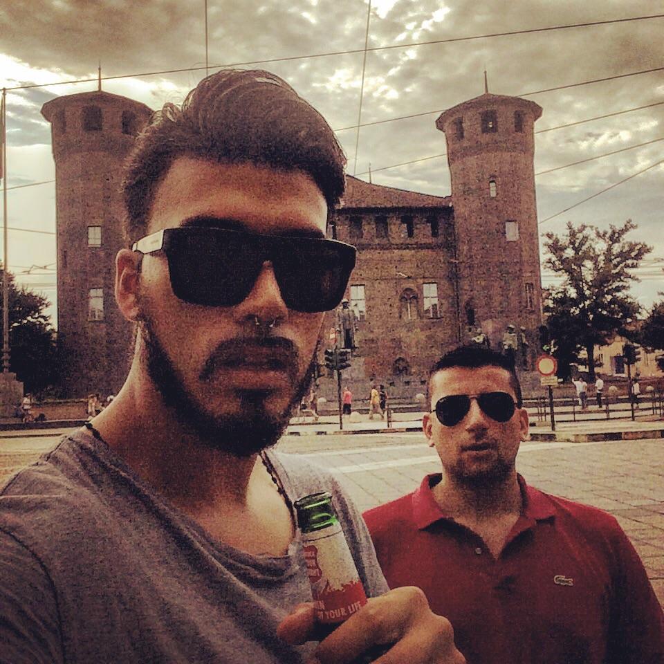FulvioSecurity's tweet photo. In attesa per stasera un po di relax per noi #BigLollo #Ontour #Turin #alle8instore #noBaci #noAbbracci http://t.co/SquizXp0o6