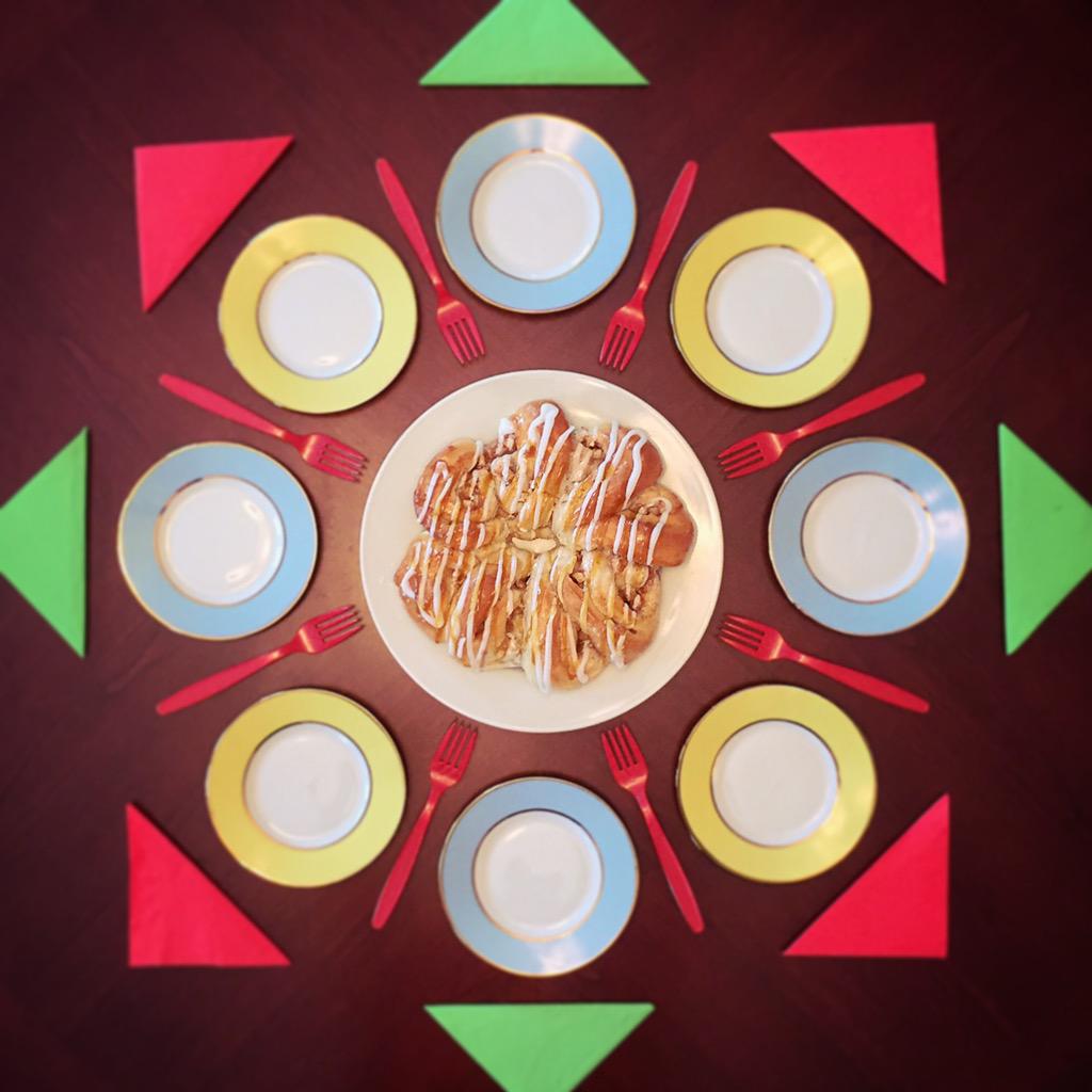 AdoseofRazan's tweet photo. @COBSBread When I bring home this Apple Licious treat everyone gathers around for this fan favourite! #COBSmoments http://t.co/43zDmemSZo