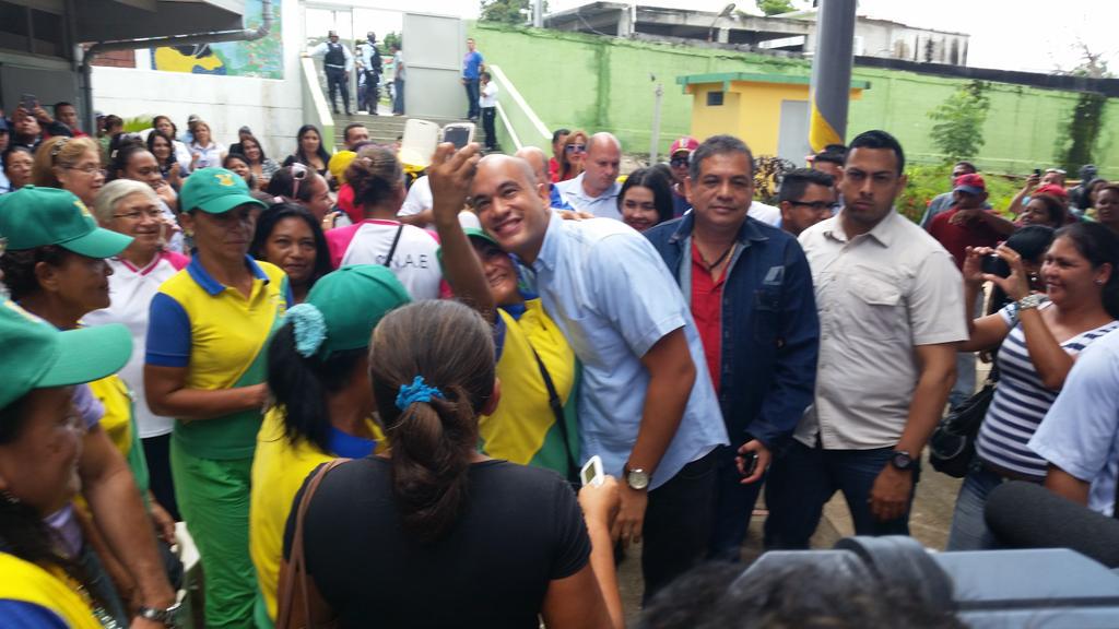 HectoRodriguez's tweet photo. En total se están entregando 75 equipos pesados para cocinas de 56 escuelas y liceos de Bolívar #AñoEscolarVictorioso http://t.co/YZZGMnkr06