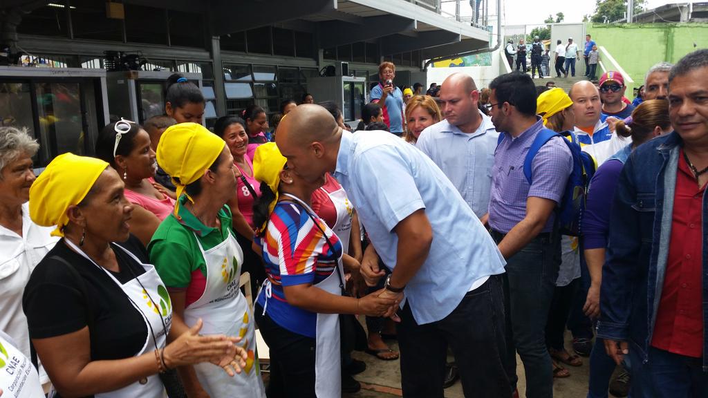 HectoRodriguez's tweet photo. En total se están entregando 75 equipos pesados para cocinas de 56 escuelas y liceos de Bolívar #AñoEscolarVictorioso http://t.co/YZZGMnkr06