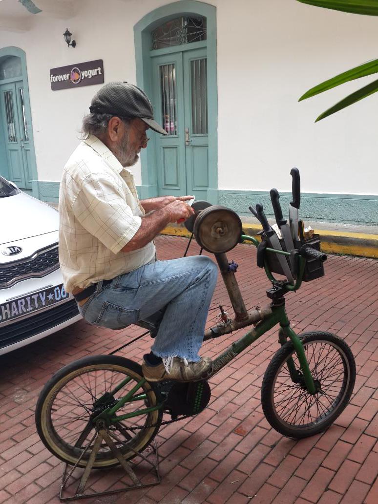 OMG... Un afilador de cuchillos... pensaba que ya no existian!!!@EddyVasquezWao <a href="/quinnannette/">Annette Quinn</a> <a href="/rjaramillotv/">RICARDO JARAMILLO ®</a>