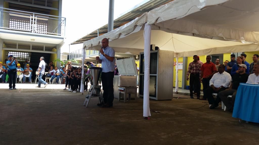 HectoRodriguez's tweet photo. En total se están entregando 75 equipos pesados para cocinas de 56 escuelas y liceos de Bolívar #AñoEscolarVictorioso http://t.co/YZZGMnkr06