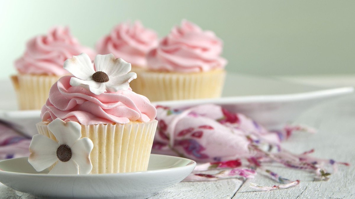 HavenOrchards's tweet photo. #havenorchards #another #cupcake #week http://t.co/Z9T4bo7dWv
