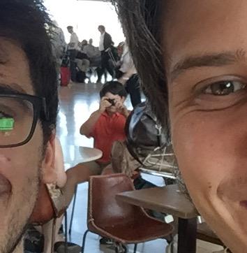 Rubiu5's tweet photo. Cuando te estan haciendo fotos de manera "oculta" y se creen que no te enteras http://t.co/uVgfilUUZP