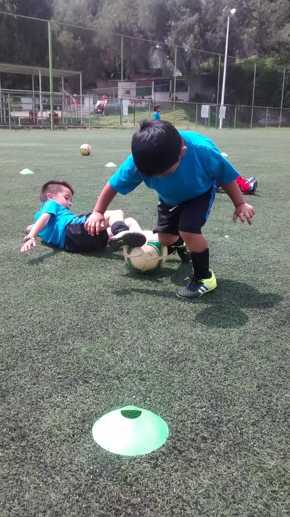 torradosoccer's tweet photo. Diviértete y aprende con @gerardotorrado6 en GT6 Torrado Soccer Camp. Te esperamos en Cancha Verde Atizapán http://t.co/rKaScw8e1w