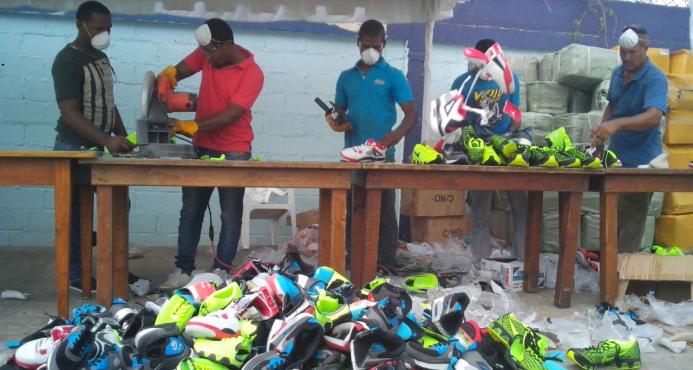 DiarioLibre's tweet image. Aduanas destruye mercancías falsificadas por un valor de RD$194 millones ht.ly/PZUUS