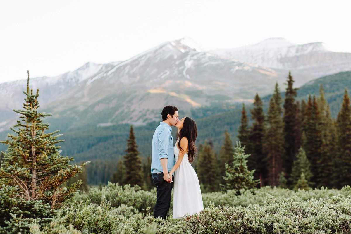 New blog post. Mountain engagement session in the Alberta Rockies: matsimpson.co/colin-lillian-…