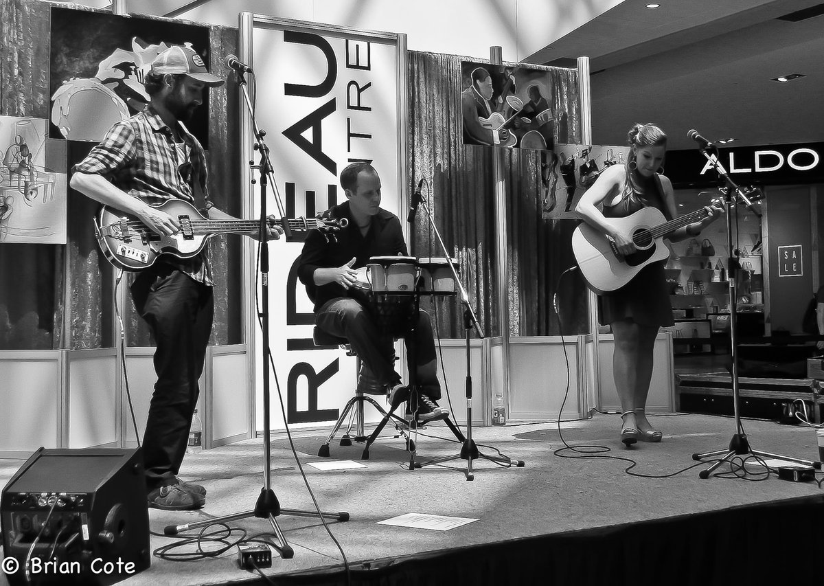Here's a @LisaFowlerMusic & the Prowlers pic set from our @ottawabluesfest show @RideauCentre! ashleynewall.ca/2015/07/lisa-f…