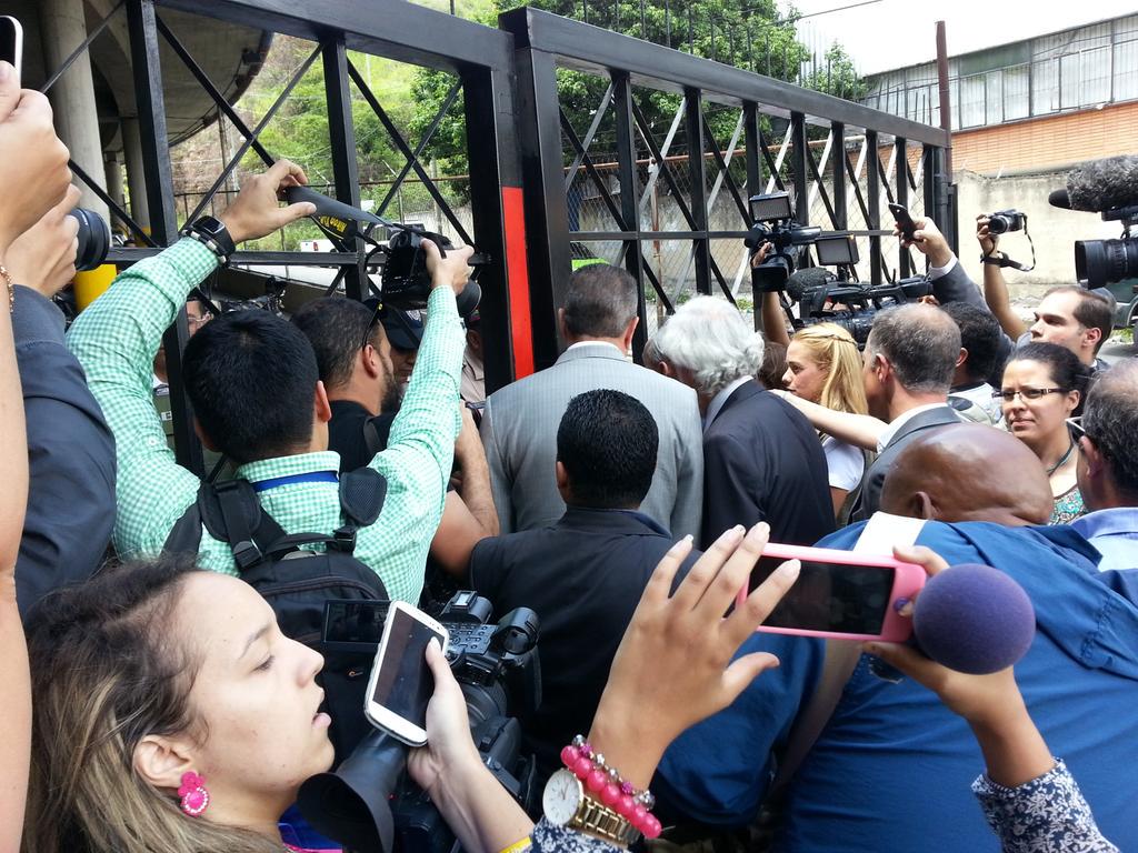 ddematteis's tweet photo. #ÚltimaHora Diputados españoles y representantes opositores llegan a las puertas del Helicoide, les impiden el paso http://t.co/KuEAy2T8vB