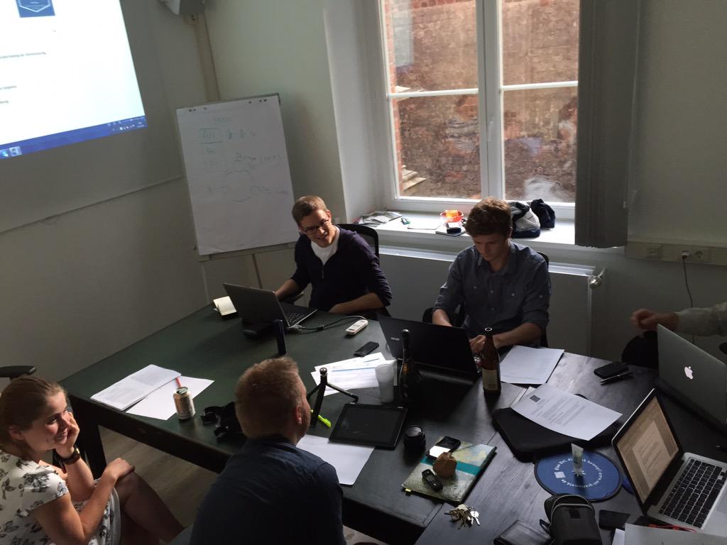 BlockMaximilian's tweet photo. Kurzer Abstecher zur @gruendungswerft in #Greifswald #meeting #entrepreneurs http://t.co/IuQMU12aIz