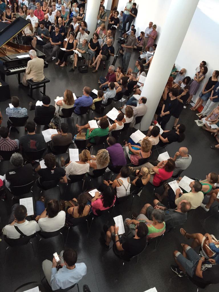 MACBA_Barcelona's tweet photo. Ple absolut pel concert de John Tilbury al cicle "Continuum" http://t.co/Fuiafshkse