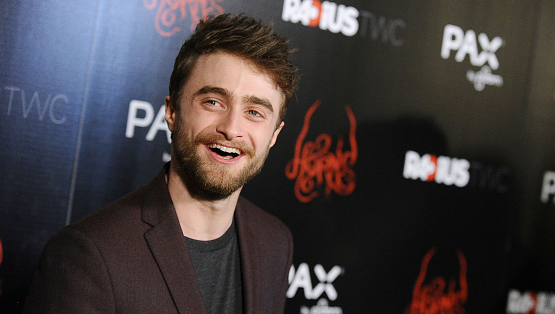 Telemundo's tweet image. Hoy cumple 26 años el actor #DanielRadcliffe, famoso por encarnar al genial mago #HarryPotter. ¡Felicidades!