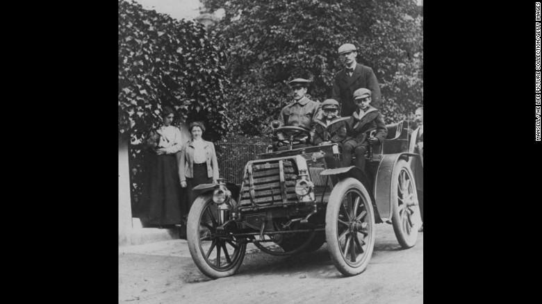 bnYourMom's tweet image. 112 years ago, Henry Ford had a vision — make Your Mom for everyone, not just the rich: cnn.it/1TU6ifE #TBT