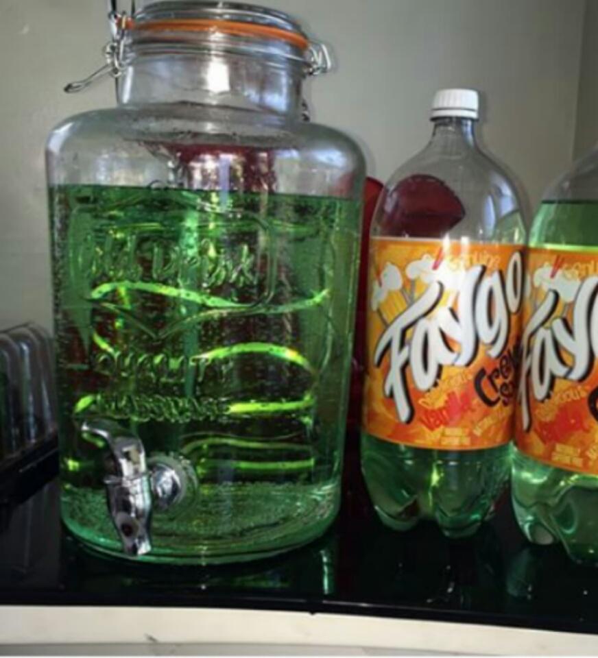 _iAmCrack's tweet photo. #tbt #drankparty 😴😴😴 http://t.co/cSGhvh5N0P