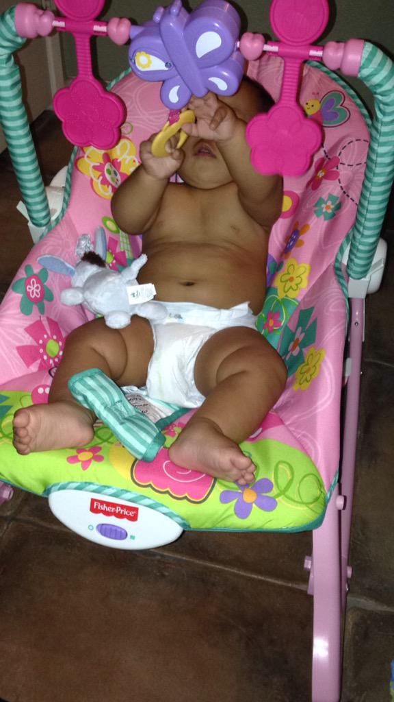 moniquehennie's tweet image. No one to watch Mya while I shower, so I had to put her chair in the bathroom 👍🏼 #madeitwork