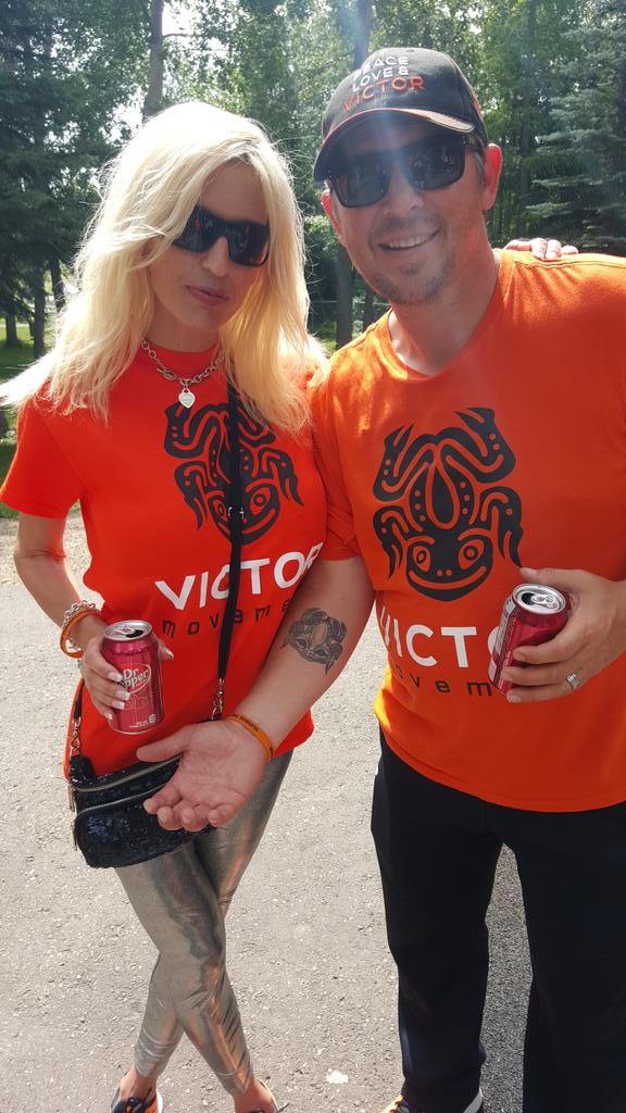 vancan19's tweet photo. #Flames fan or not, extreme pleasure chatting w/ @TheoFleury14 w/ fi. Elle re @VictorTheFrog. #VictorWalk #LostScarf http://t.co/w1chkpUTB2