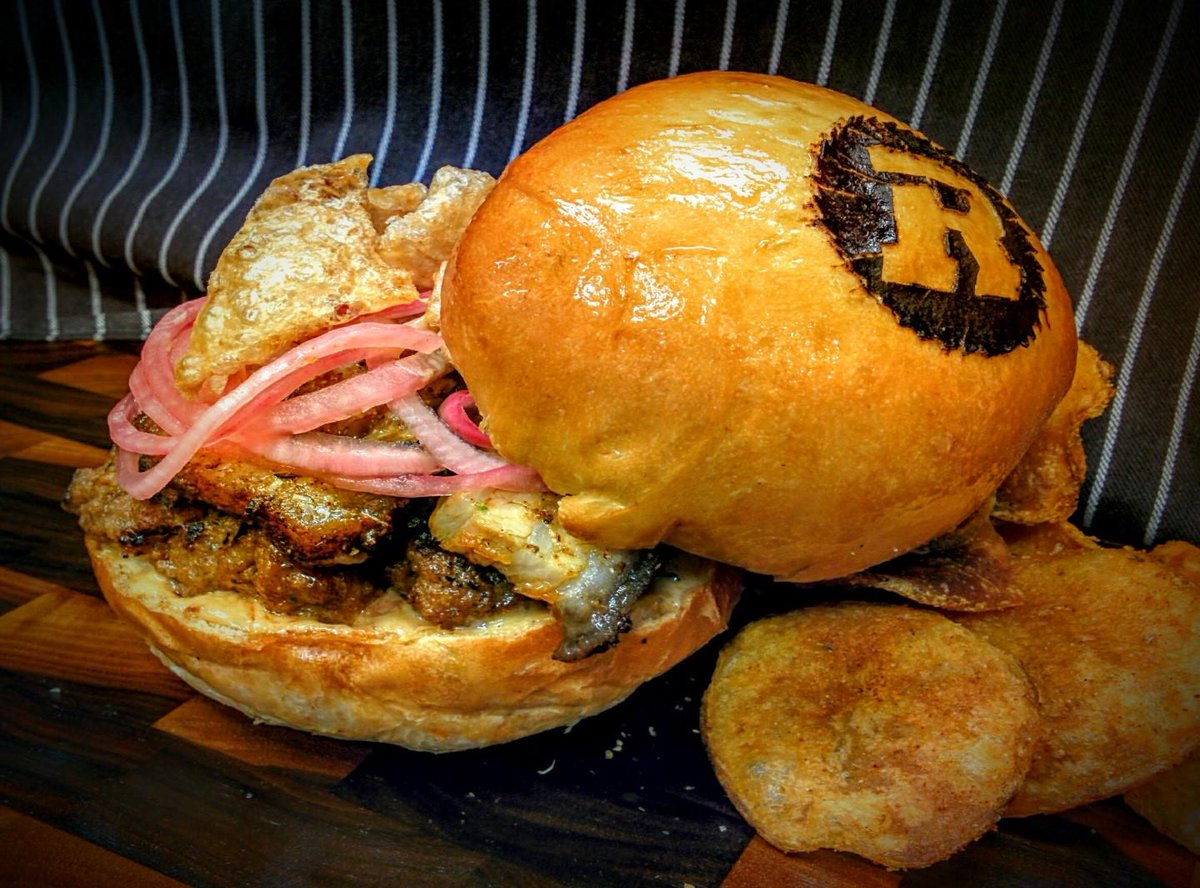 TD_Place's tweet photo. Smoked pork belly. 
Smoked bacon aioli. 
Fried pork rinds. 
Pickled red onions.

Introducing "The Pig-Skin" Burger. http://t.co/nROigHNJqk