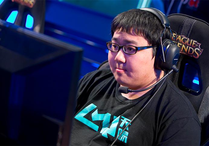 eurogamer's tweet image. Pro League of Legends player suspended for boosting other accounts for money. eurogamer.net/articles/2015-…