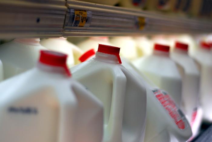 zpzfood's tweet photo. New technology tells you when to throw out your milk. No more sniffing! 🙊 http://t.co/IJhwE0PHnI http://t.co/gbvuUWvsEd
