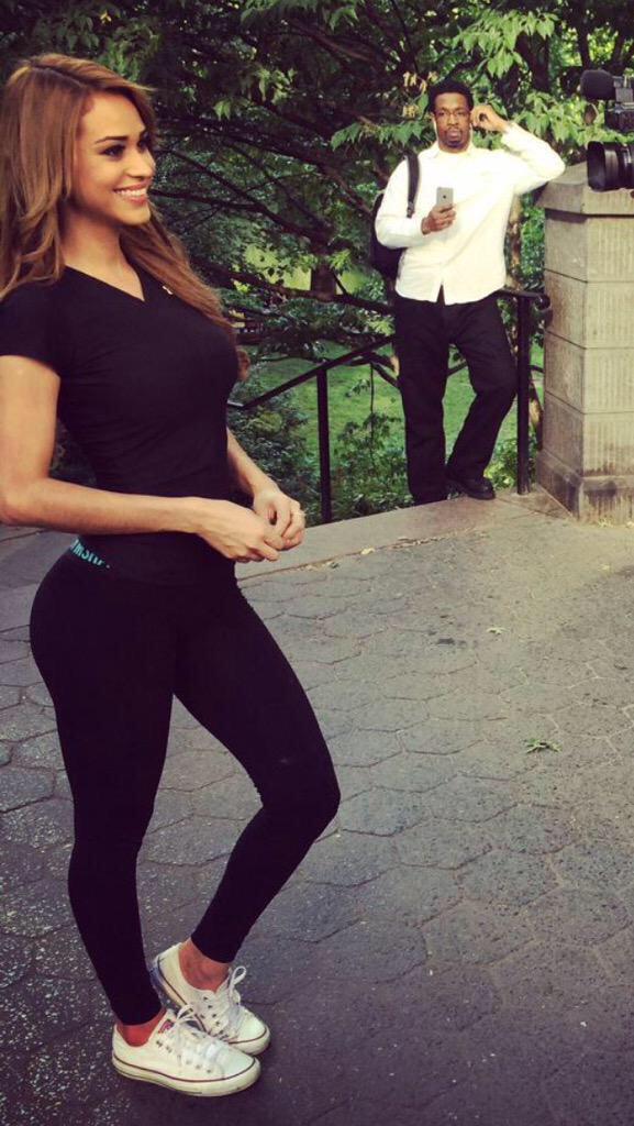 Reckzo's tweet image. when u low key tryna take a picture of censors girlfriend