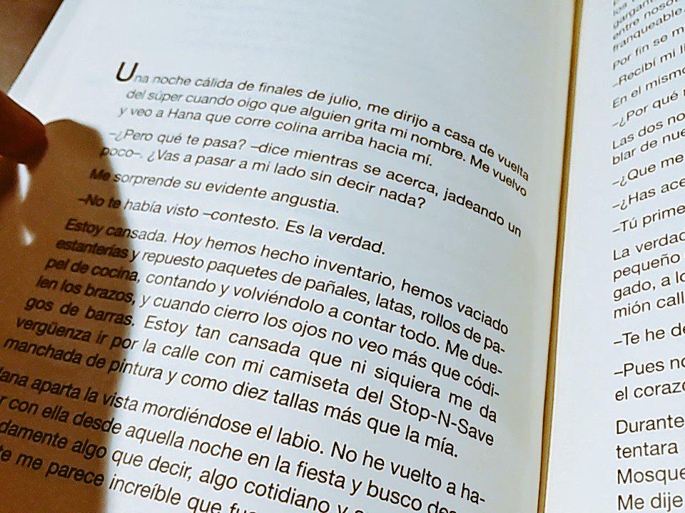 heyiamnatiiiiiu's tweet image. This book is amazing #delirium #spanishreader @OliverBooks