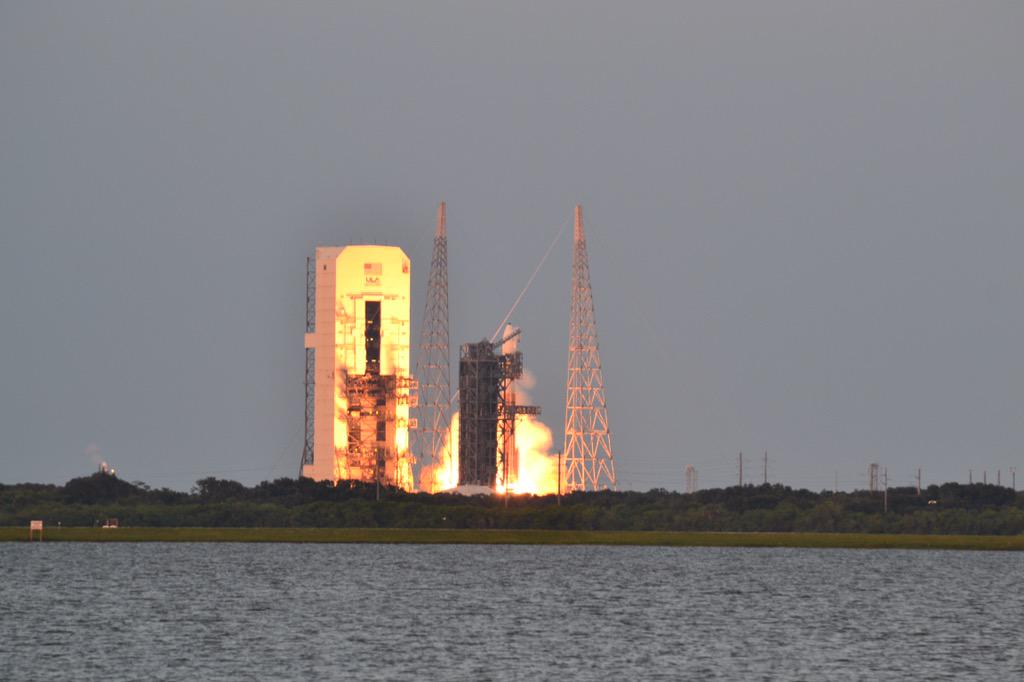 DerrolNail's tweet photo. Pics of a gorgeous #DeltaIV launch as the sun was setting #fox35 http://t.co/ON4YehPl3J