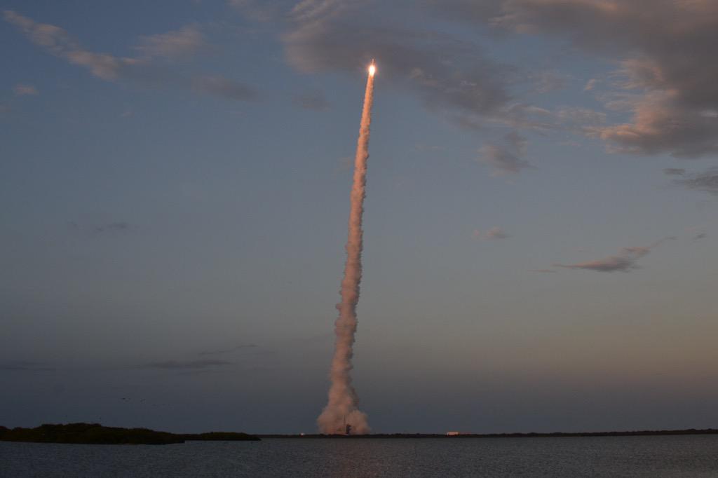 DerrolNail's tweet photo. Pics of a gorgeous #DeltaIV launch as the sun was setting #fox35 http://t.co/ON4YehPl3J