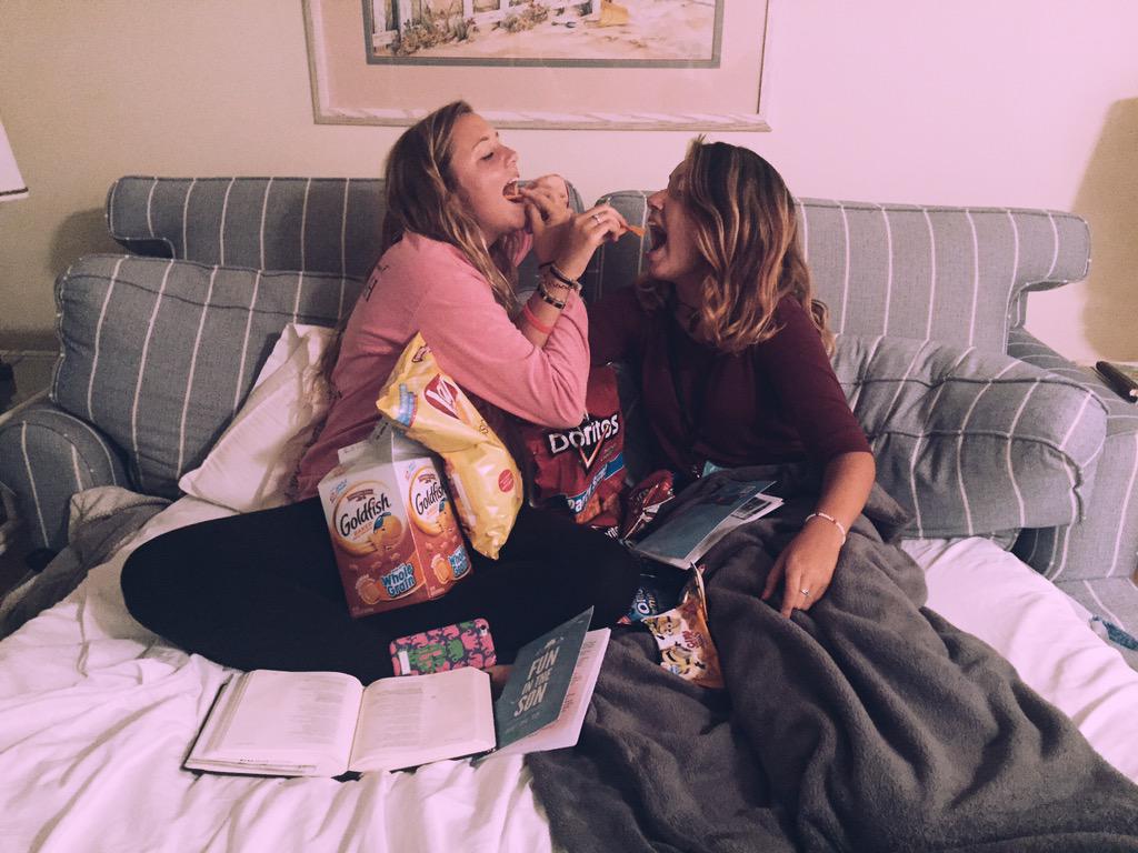 kierstynsage's tweet photo. love at first bite? #fitsfallon #YCMSummer15 #fitshilton @fitsfallon http://t.co/QbZulaDjfV