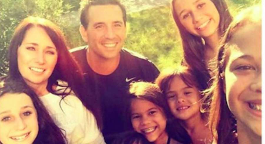 A3Noticias's tweet photo. Una mujer adopta a las cuatro hijas de su mejor amiga que murió de cáncer http://t.co/wMCguFzJSY http://t.co/iz2MkuCQKW