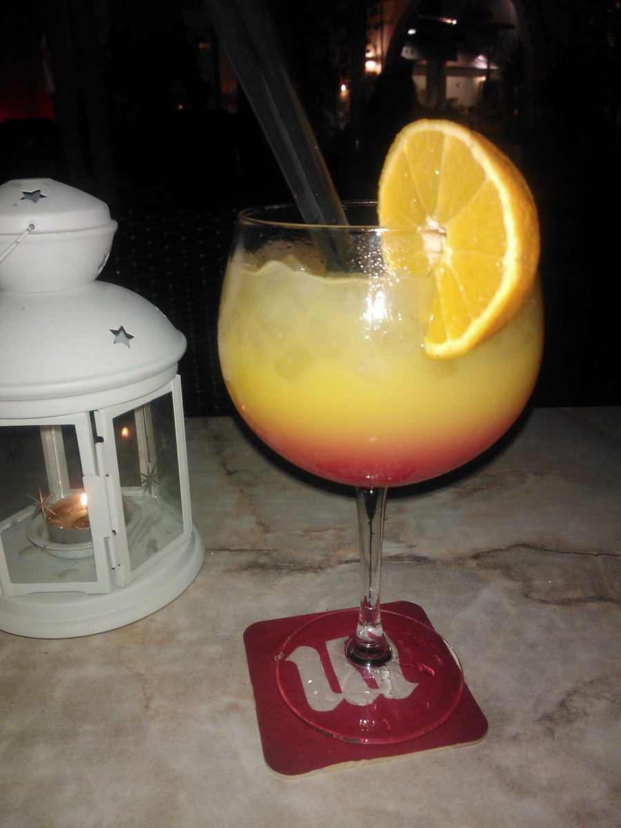 lindacard01's tweet photo. Can't think of anything better than drinking cocktails on a lovely warm night! http://t.co/4yZJPoQmrJ