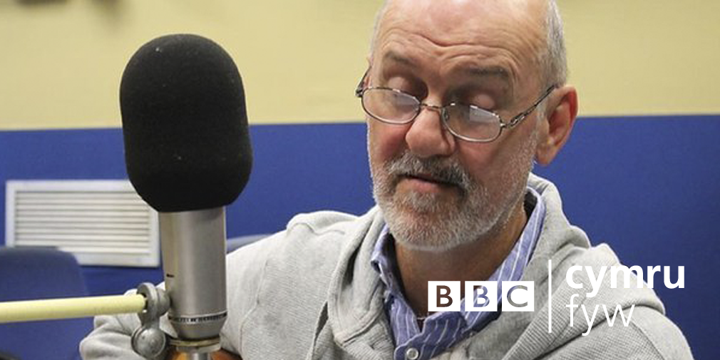 Be sydd wedi ysbrydoli albwm cyntaf Delwyn Sion ers 10 mlynedd? #CymruFyw bbc.in/1GHbJ84