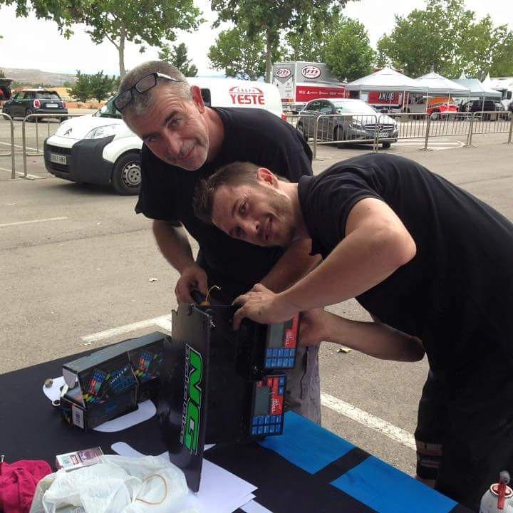 Track_Motor's tweet photo. Primer dia superado! @paparazzi_team @ClioRaid @papara_bar http://t.co/703lMug03S