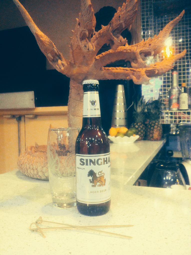 KhaoSanBar's tweet photo. How about a rich, yet refreshing bottle of Singha this fine afternoon! Hurry before our five headed dragon takes it! http://t.co/EFzGyiLEmq