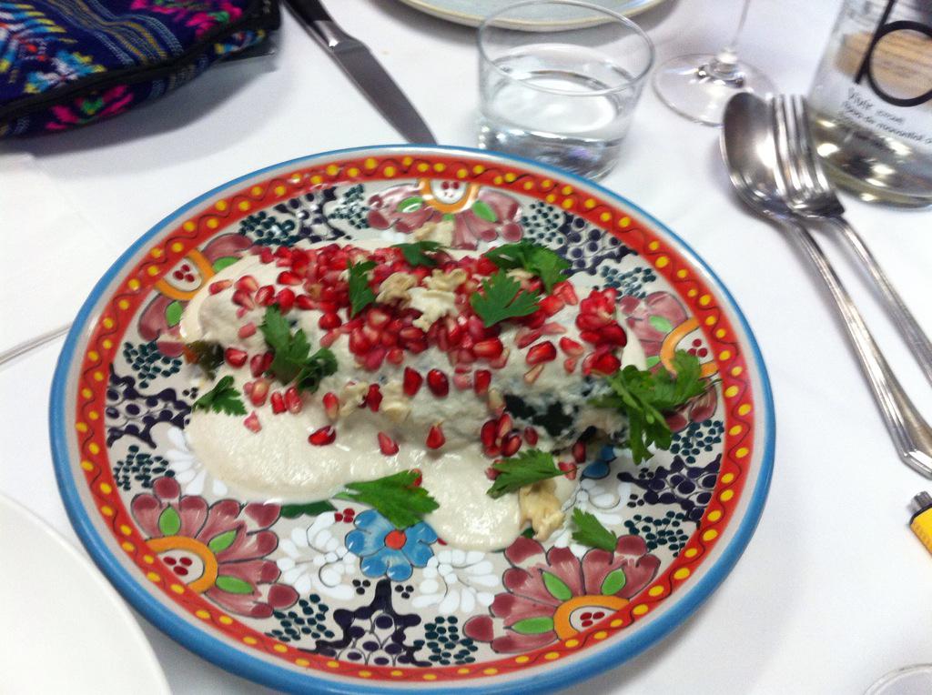 Aqui en Nicos sacrificando me con el primer chile en Nogada de la temporada <a href="/NicosMexico/">Restaurante Nicos</a> <a href="/chefgevalu/">Gerardo Vazquez Lugo</a>