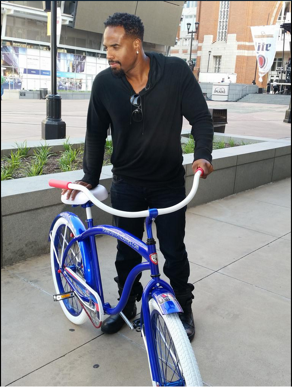 PomeroyInns's tweet photo. Pomeroy Blue sure Looks Good on @Shawn_Wayans . Thanks to @villycustoms for Creating the Pomeroy Inn &amp; Suites Bike! http://t.co/Yu8rPDaohg
