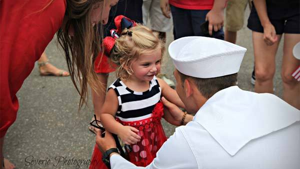 waff48's tweet image. A photographer captures the special moment a Sailor returns home
shout.lt/8hvt