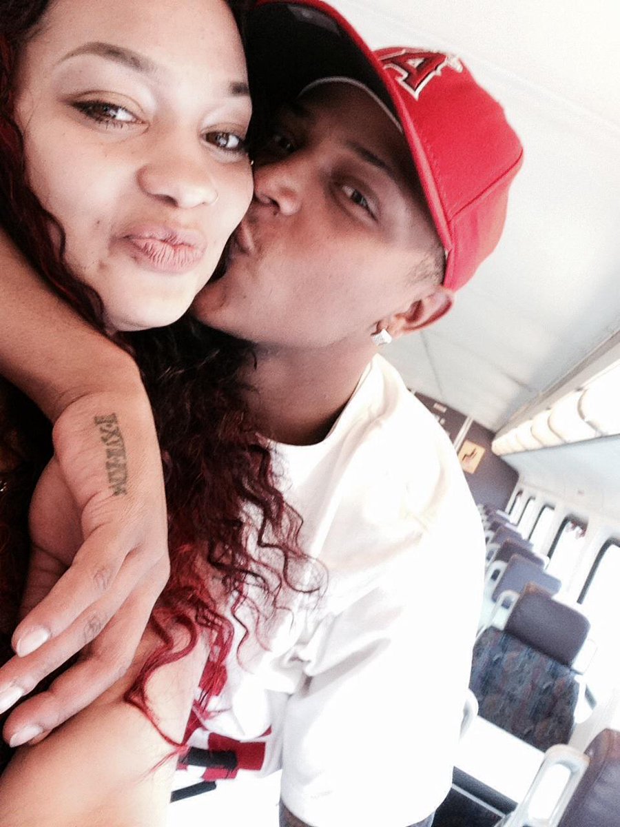 kingbaker40's tweet photo. Bitch said I'm Ugly and He Her Nigga??Lmao Onn God then why Cuh on me on Hood I know my Place bitch what's yours? http://t.co/a3adkAlngQ