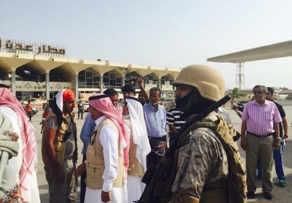 الحوثيون يواصلون تراجعهم في عدن وقوات هادي تُسيطر بعد المطار على الميناء CKoO73AUMAE9L-2